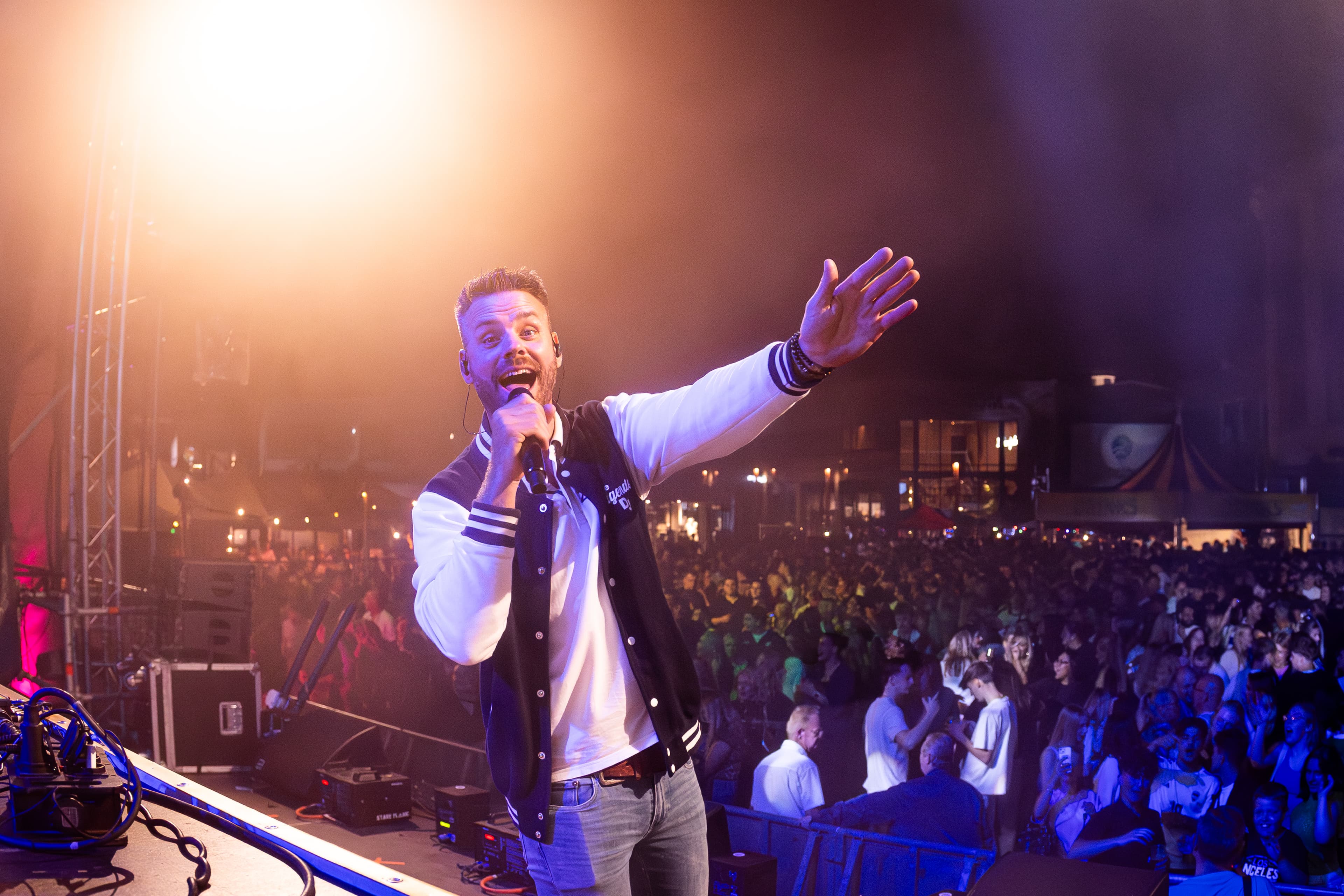 Zingende DJ boeken voor een bedrijfsfeest