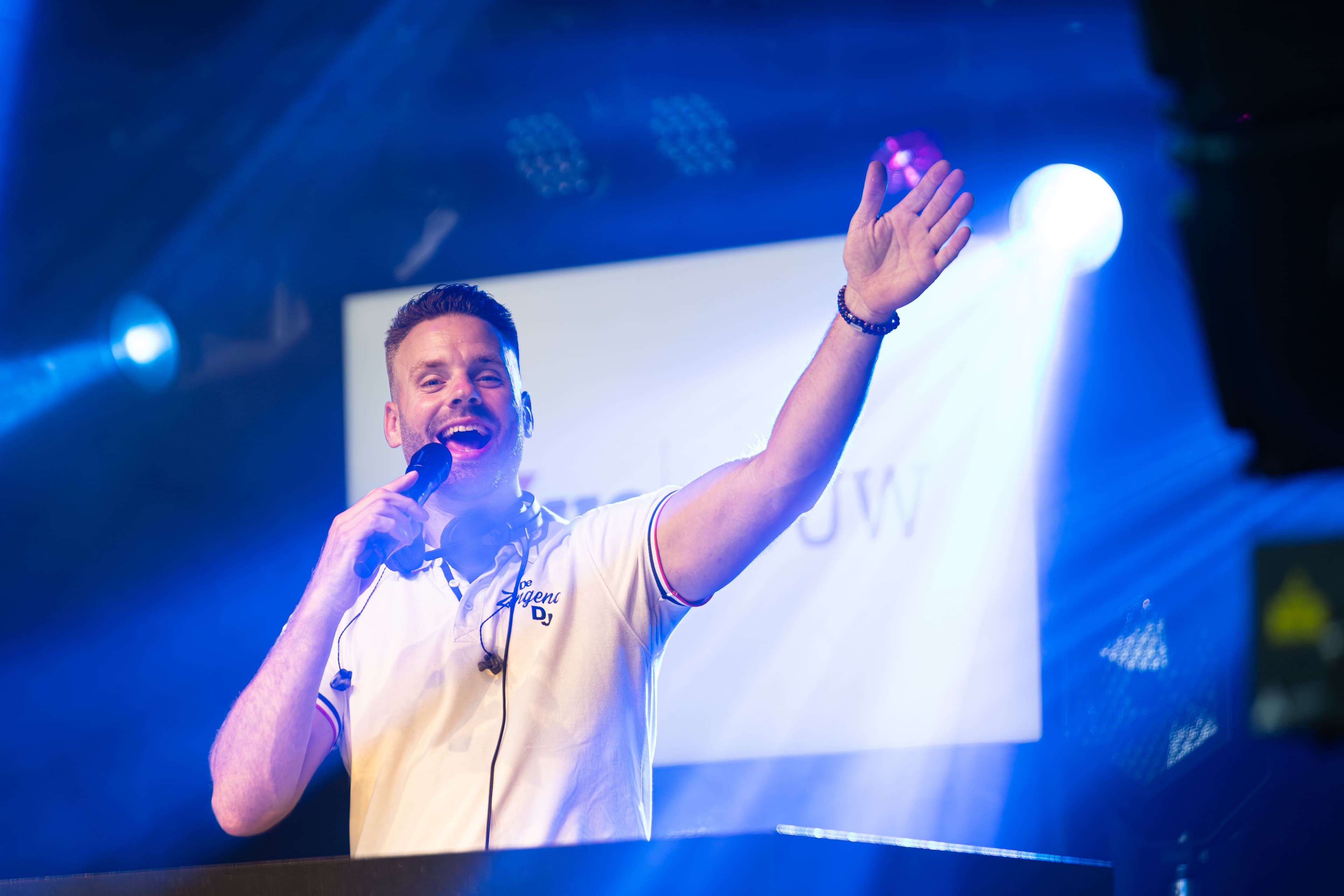 Zingende DJ boeken voor een bedrijfsfeest