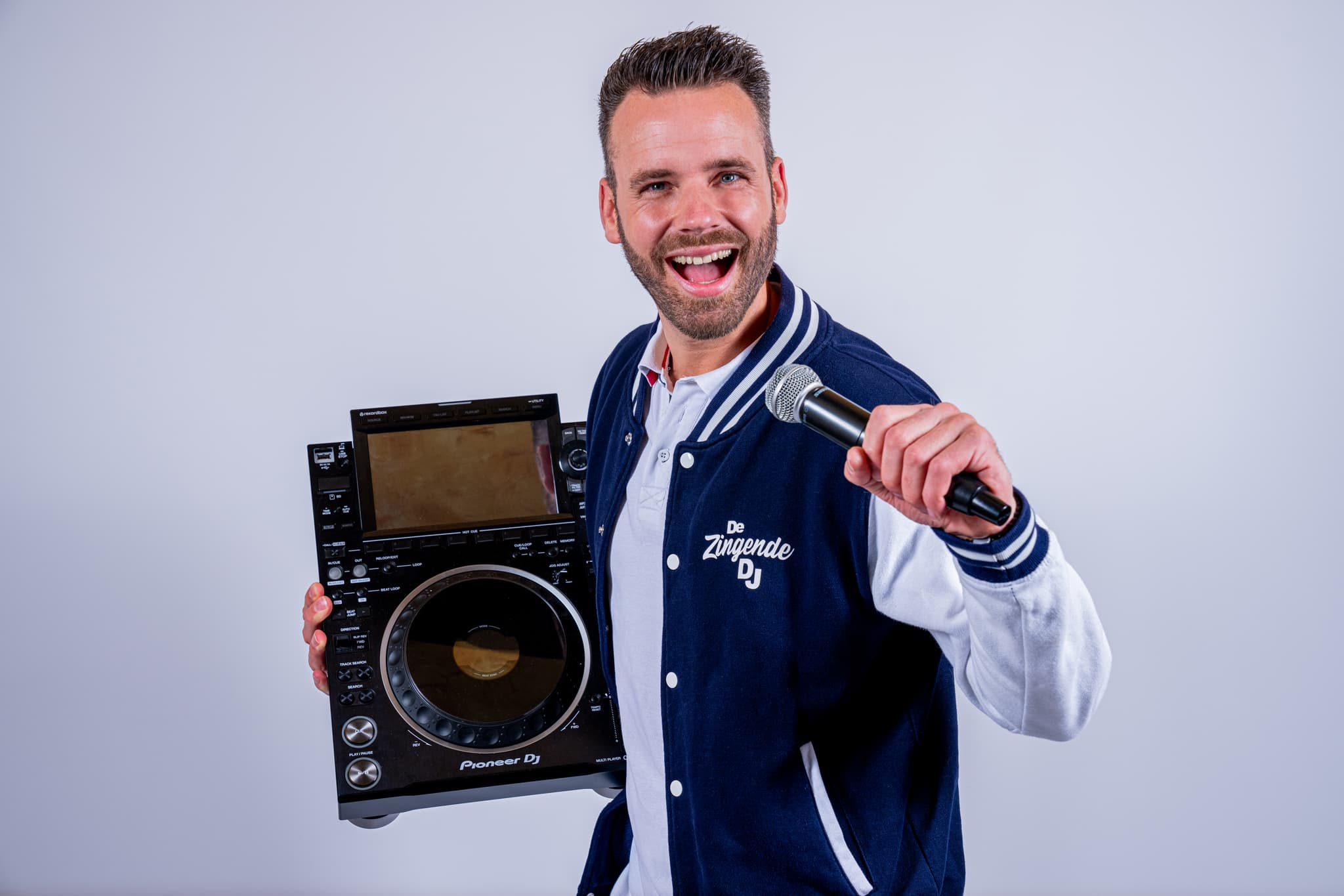Zingende DJ boeken voor een bedrijfsfeest