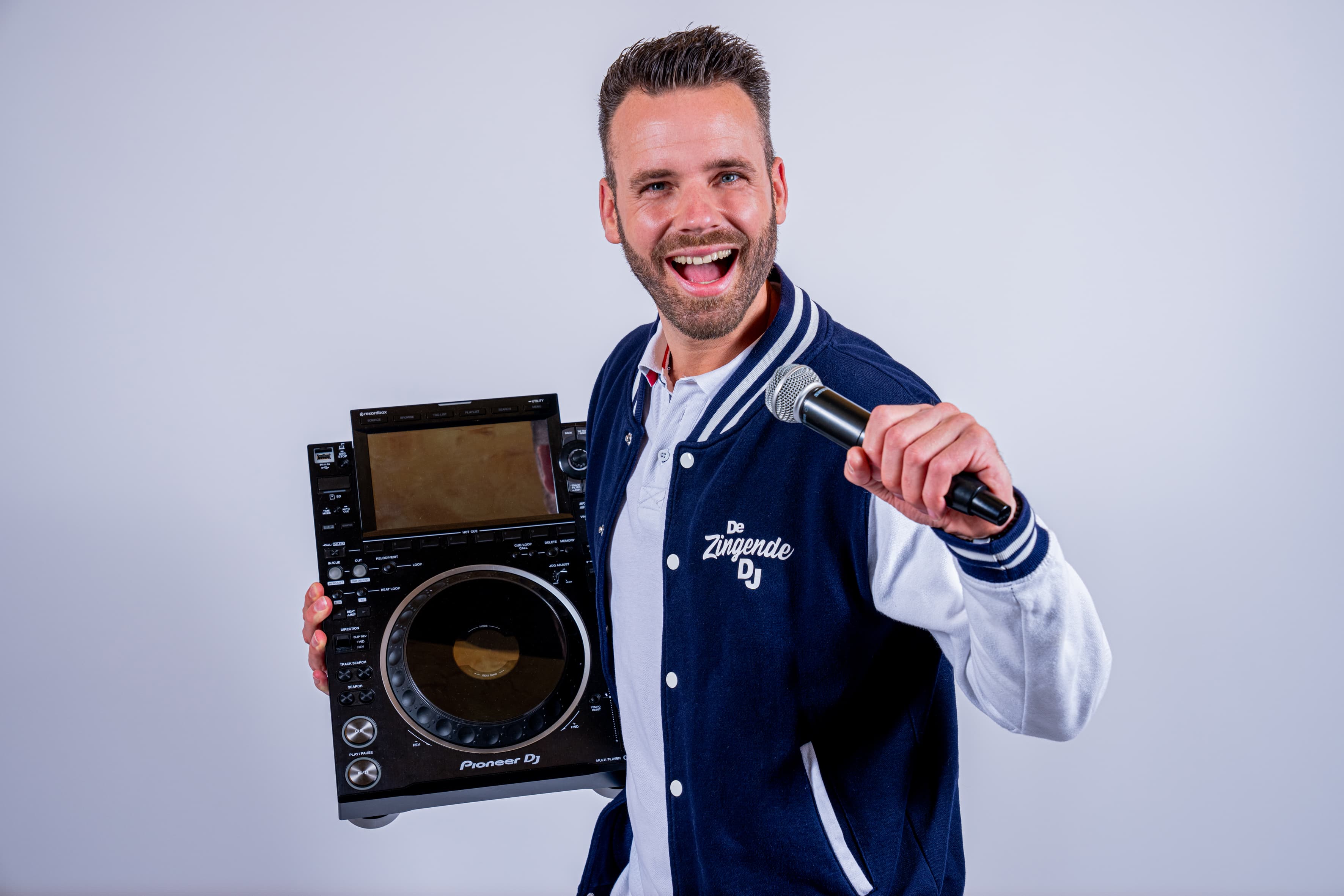 Zingende DJ boeken voor een bedrijfsfeest