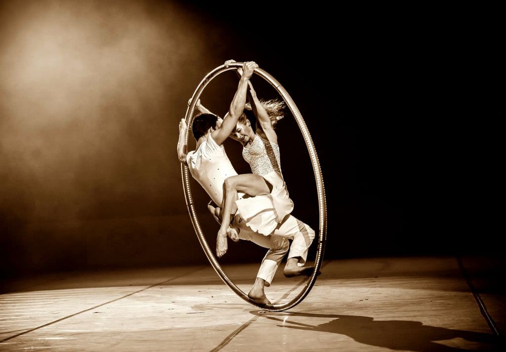 Cyr Wheel Show boeken voor een bedrijfsfeest