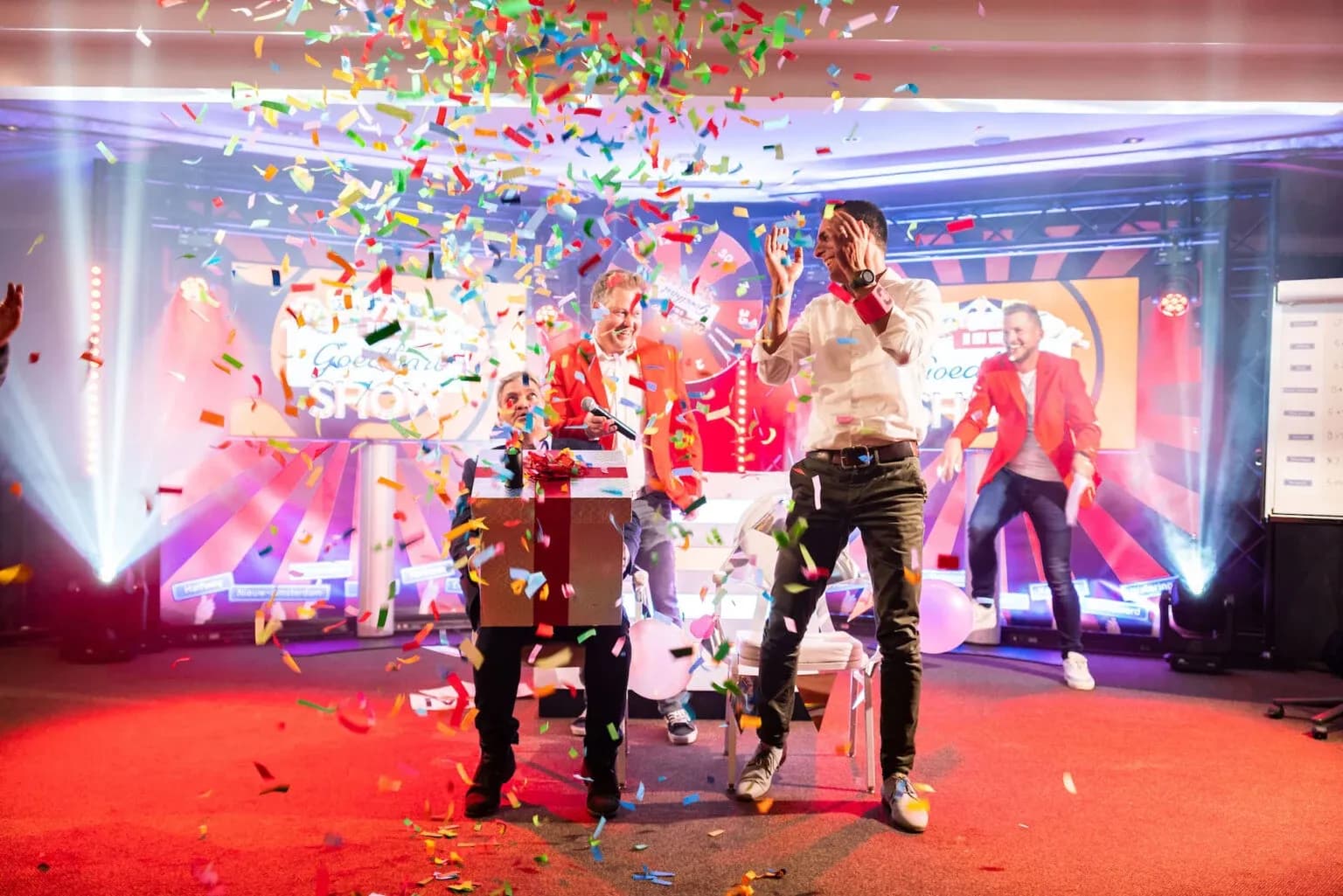 Deelnemers vieren de finale met confetti tijdens De Bedrijfsborrel Show