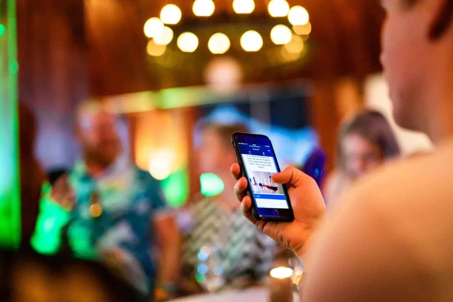 Deelnemer beantwoordt een quizvraag op een smartphone tijdens De Bedrijfsborrel Show