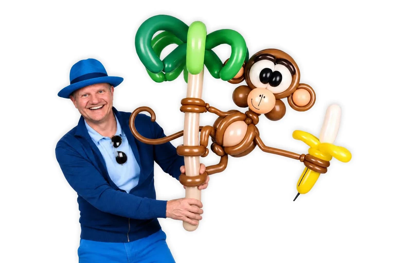 Pieter van Engen met een aap en palmboom gemaakt van ballonnen
