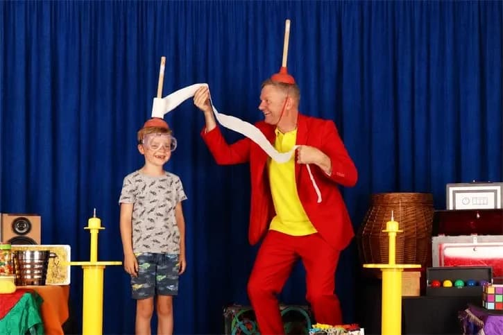 Pieter en een jongen uit het publiek tijdens een komisch onderdeel van de kindershow