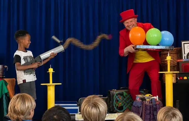 Kindergoochelaar Pieter – Goochelshow boeken voor een bedrijfsfeest