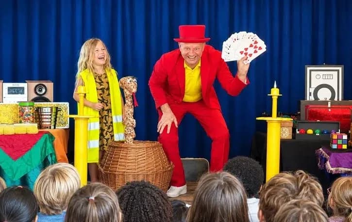 Kindergoochelaar Pieter – Goochelshow boeken voor een bedrijfsfeest