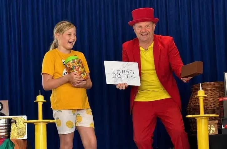 Kindergoochelaar Pieter – Goochelshow boeken voor een bedrijfsfeest